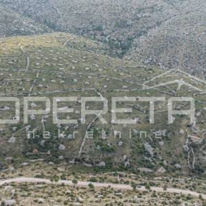 Prostrano poljoprivredno zemljište od 25,928 m2 na otoku Braču