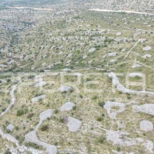 Prostrano poljoprivredno zemljište od 25,928 m2 na otoku Braču