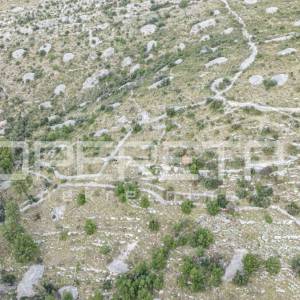 Prostrano poljoprivredno zemljište od 25,928 m2 na otoku Braču