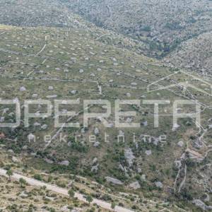 Prostrano poljoprivredno zemljište od 25,928 m2 na otoku Braču