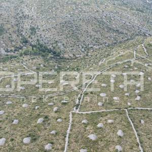 Prostrano poljoprivredno zemljište od 25,928 m2 na otoku Braču