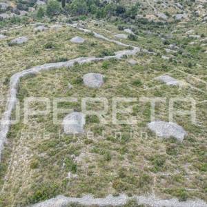 Prostrano poljoprivredno zemljište od 25,928 m2 na otoku Braču