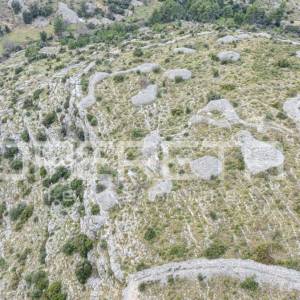 Prostrano poljoprivredno zemljište od 25,928 m2 na otoku Braču