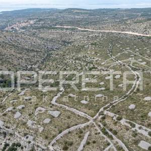 Prostrano poljoprivredno zemljište od 25,928 m2 na otoku Braču