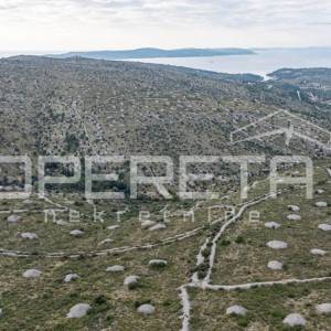 Prostrano poljoprivredno zemljište od 25,928 m2 na otoku Braču