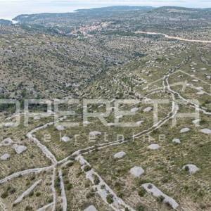 Prostrano poljoprivredno zemljište od 25,928 m2 na otoku Braču