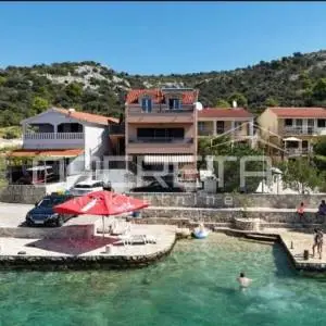 Prvi red do mora, kuća s 4 apartmana, Zatoglav