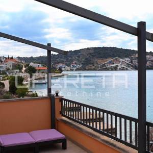 Prvi red do mora, kuća s 4 apartmana, Zatoglav
