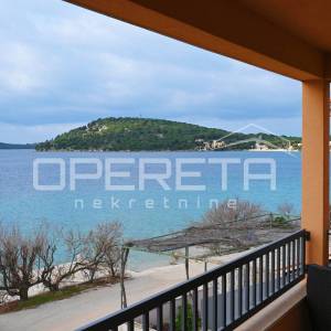 Prvi red do mora, kuća s 4 apartmana, Zatoglav