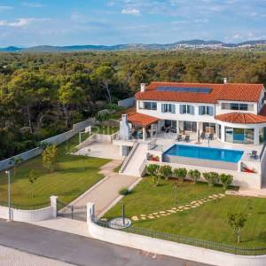 Prvi red do mora, luksuzna vila s bazenom