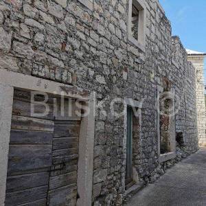 Pučišća, Brač- ruševna kuća s projektom u centru mijesta