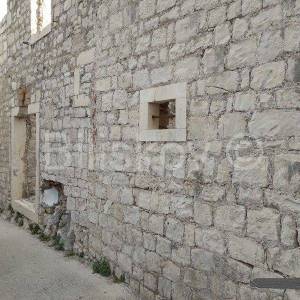 Pučišća, Brač- ruševna kuća s projektom u centru mijesta