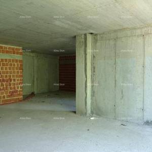 Pula, blizina Pulske tržnica. Stambeno poslovna zgrada.