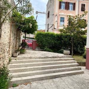 Pula! Etažiran stan u kući s garažom i okućnicom u centru grada,