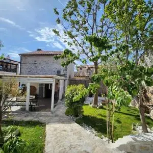 Pula Galižana. Renovirana kuća sa fantastičnim vrtom.