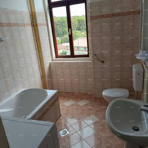 Pula. Kuća s poslovnim prostorom i garažom!