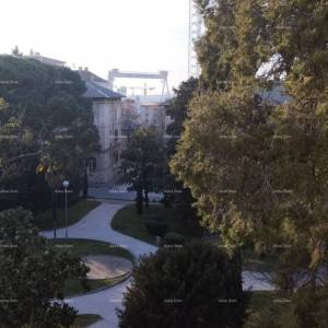Pula, lijepi dvoetažni stan sa tri spavaće sobe, kod Mornaričkog parka.