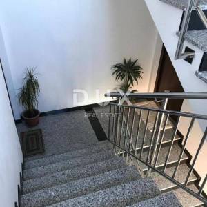 PULA, VALDEBEK - Apartmanska kuća na atraktivnoj lokaciji