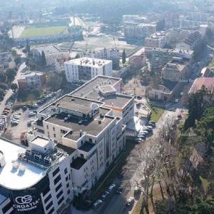 Pula, veliki poslovni prostori sa podzemnim garažama. Centar mjesta.