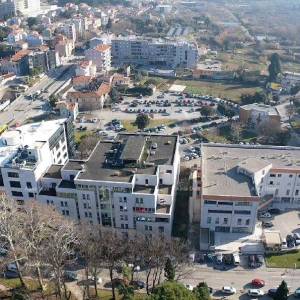 Pula, veliki poslovni prostori sa podzemnim garažama. Centar mjesta.
