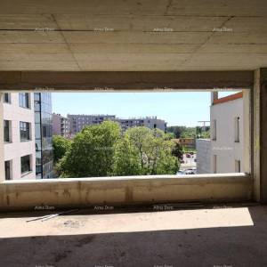 Pula, veliki poslovni prostori sa podzemnim garažama. Centar mjesta.