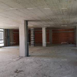 Pula, veliki poslovni prostori sa podzemnim garažama. Centar mjesta.