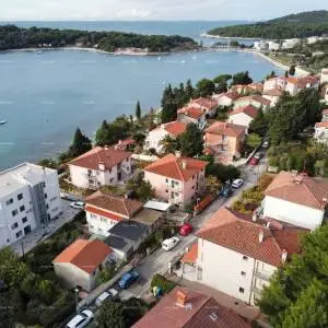 Pula. Zelenika! Samostojeća kuća! 50 metara do plaže! Pogled more!