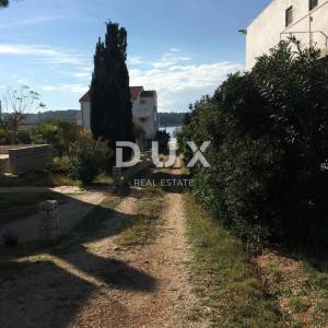 RAB, BARBAT-  građevinski teren 1125m2 za obiteljsku kuću / villu / apartmane / kuću za iznajmljivanje sa bazenom / kuću za odm...