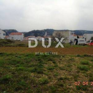 RAB, LOPAR - građevinsko zemljište 690m2 za obiteljsku kuću/villu/apartmane/kuću za iznajmljivanje s bazenom/kuću za odmor s ba...