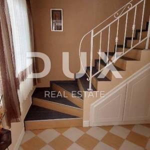 RAB, SUPETARSKA DRAGA - Predivan dvoetažni apartman, 1. red do mora!