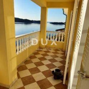 RAB, SUPETARSKA DRAGA - Predivan dvoetažni apartman, 1. red do mora!