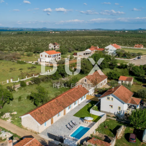 RAŠTANE, BIOGRAD - Seoska idila iz snova: Kuća s bazenom u Raštanima!