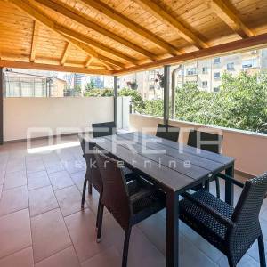 Renoviran stan na dvije etaže, 3 sobe i terasa – Šibenik
