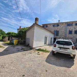 Renovirana kamena kuća s bazenom – mirno selo blizu Svetvinčenta