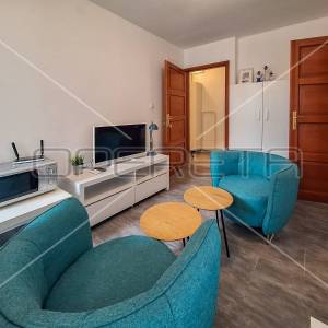 Renovirana kuća s 3 apartmana- Tribunj centar