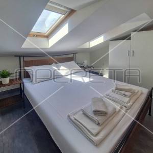 Renovirana kuća s 3 apartmana- Tribunj centar