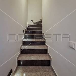 Renovirana kuća s 3 apartmana- Tribunj centar