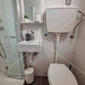 Renovirana kuća s 3 apartmana- Tribunj centar