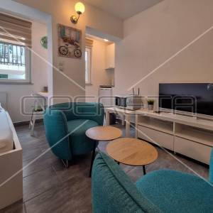 Renovirana kuća s 3 apartmana- Tribunj centar