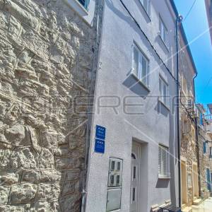 Renovirana kuća s 3 apartmana- Tribunj centar