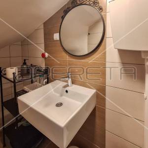 Renovirana kuća s 3 apartmana- Tribunj centar