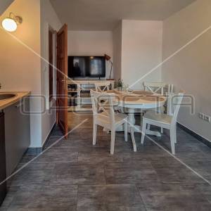 Renovirana kuća s 3 apartmana- Tribunj centar