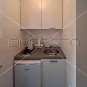 Renovirana kuća s 3 apartmana- Tribunj centar