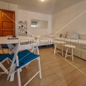 Renovirana kuća s 3 apartmana- Tribunj centar