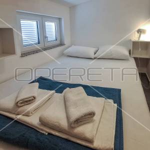 Renovirana kuća s 3 apartmana- Tribunj centar