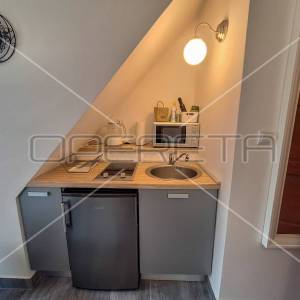 Renovirana kuća s 3 apartmana- Tribunj centar