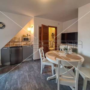 Renovirana kuća s 3 apartmana- Tribunj centar