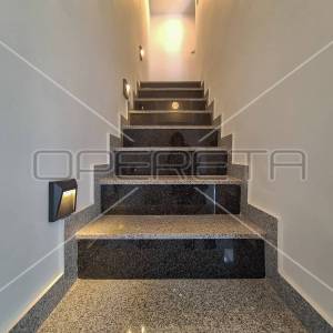 Renovirana kuća s 3 apartmana- Tribunj centar