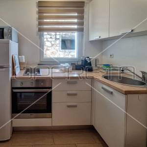 Renovirana kuća s 3 apartmana- Tribunj centar