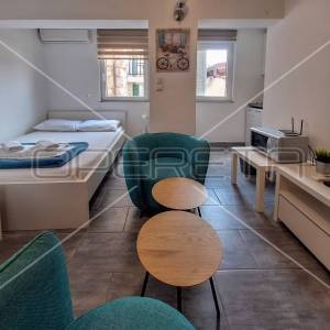 Renovirana kuća s 3 apartmana- Tribunj centar